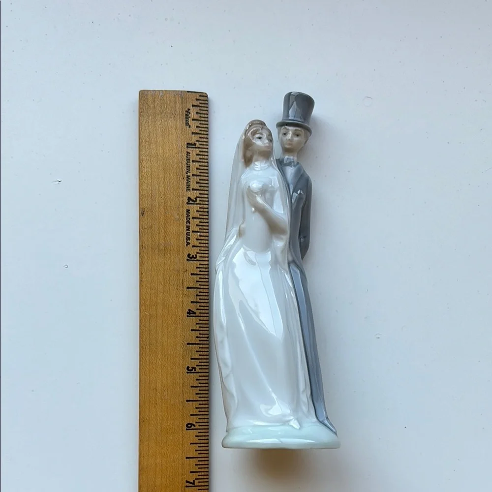 NAO by Lladro Porcelain Wedding Cake Topper, 6-1/4”. Bride/Groom. Gray/white.